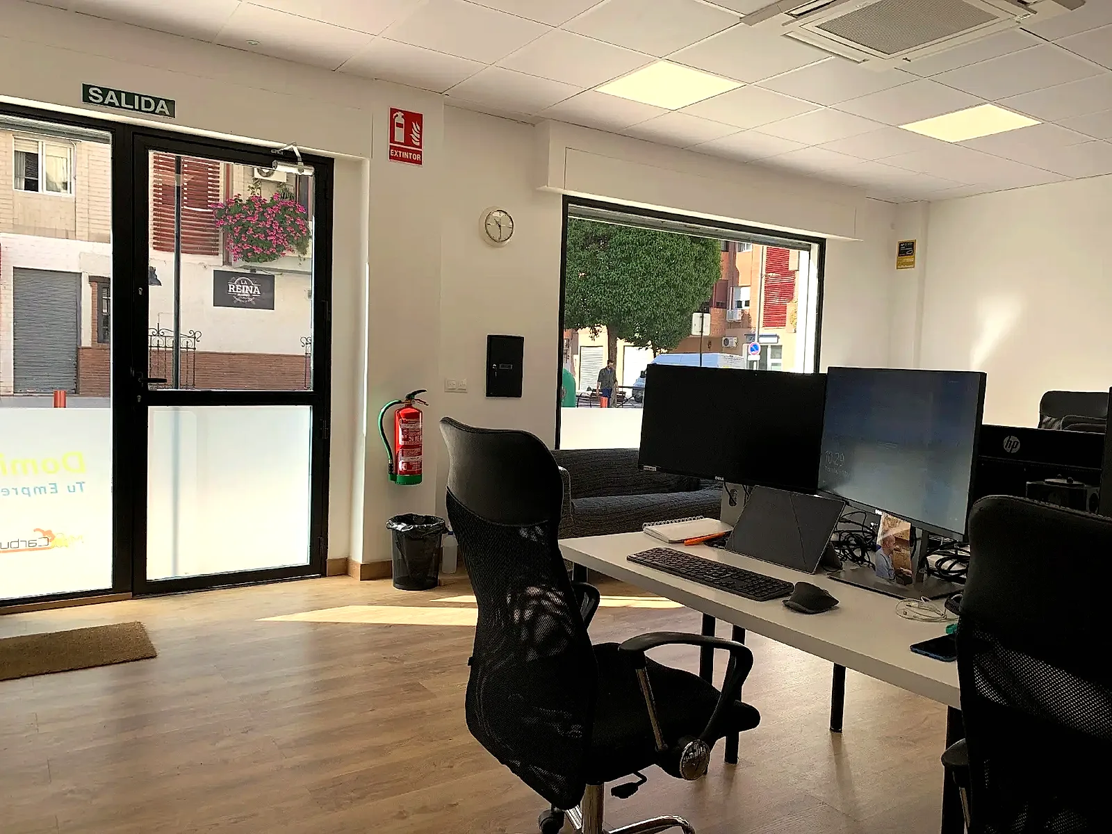 Puesto de coworking en sala diáfana en TOPyCo Granada
